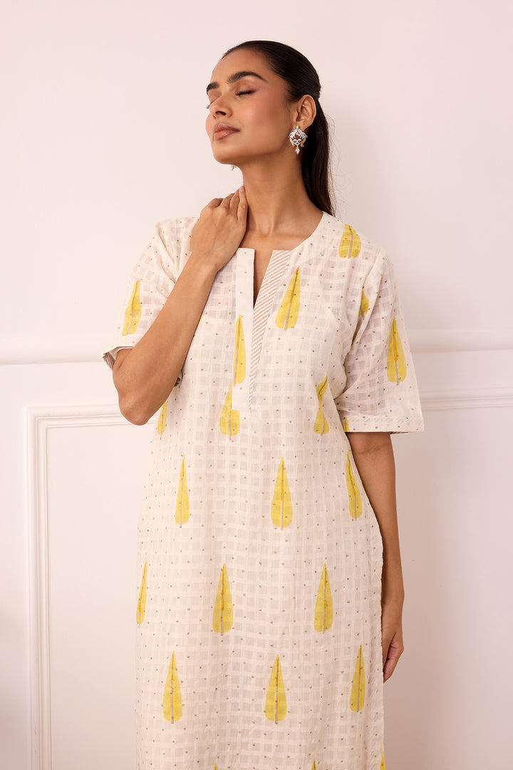 Ambarsariya off White Long Kurta & Pant Set of 2